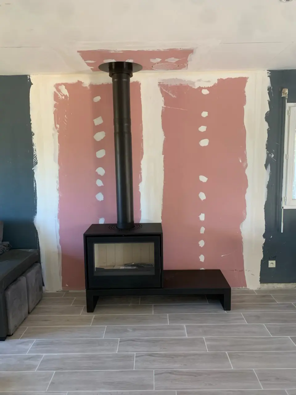 Installation d'un poêle à bois sur une banquette par Mon foyer 93